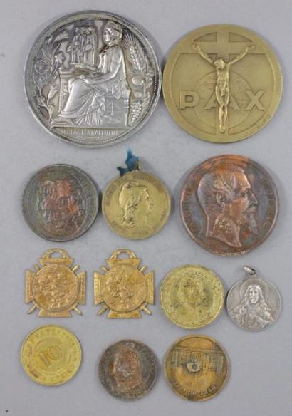 null Lot de médailles en bronze et divers dont métal du Palais des Tuileries, Concours...