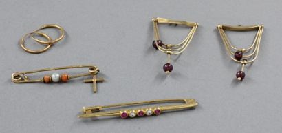 null Lot en or jaune 18 k : paire de pendants d'oreille, deux broches et anneaux...