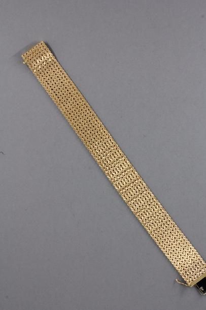 null Bracelet large à maillons plats entrecroisés en or jaune 18k, pds : 57 g.
