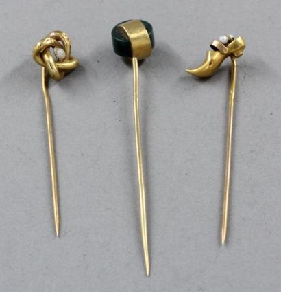 null Trois épingles à cravate en or jaune 18k, perles et pierre verte à décor de...