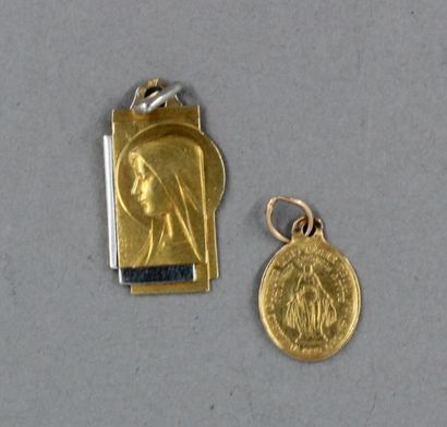 null Deux pendentifs en or 18k représentant la Vierge, pds : 2,5-0,1 g.