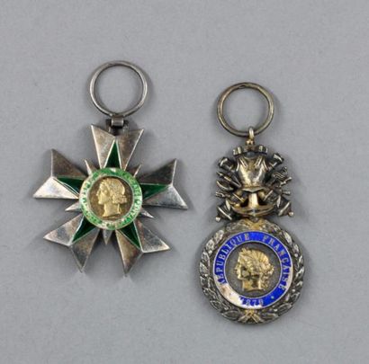 null Médaille de sainte Hélène, médaille du Mérite Combattant (usures à l'émail)