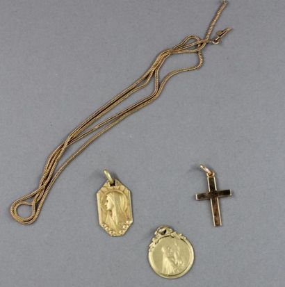 null Trois pendentifs Vierge, Croix en or jaune 18k (pds : 3,1-2-0,8 g.) et une chaine...