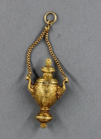null Pendentif vinaigrette en or jaune 18k en forme de vase antique couvert à anses,...