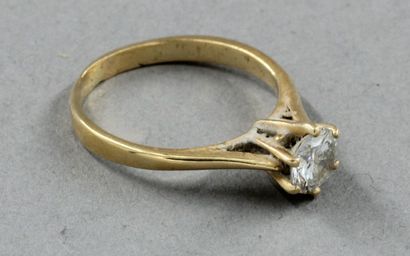 null Bague solitaire en or jaune 18k sertie d’un diamant taille moderne d’env.0,50...