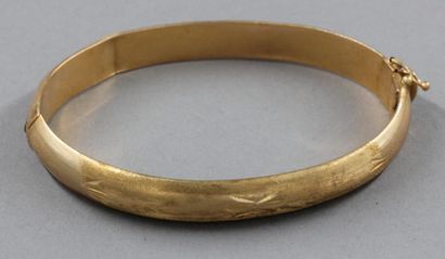 null Bracelet rigide articulé en or jaune 18k garvé de fleurs stylisées, pds : 19,4...