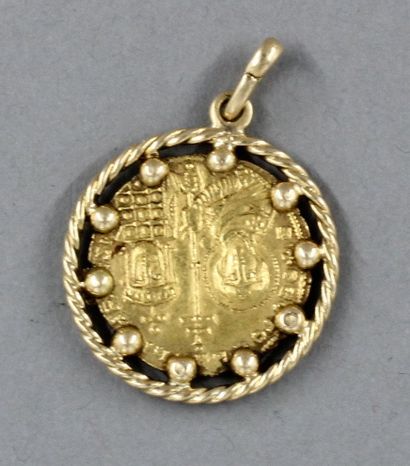 null Pendentif en or jaune 18k sertie d'une pièce byzantine en or, pds : 7,4 g.