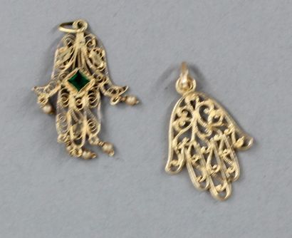 null Deux pendentifs main de Fatimah en or jaune18k et pierre verte.

Pds : 1,9 g.

Pds...