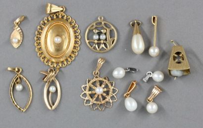null Douze pendentifs et un élément en or 18k orné de perles et perles fantaisies,...