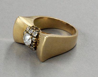 null Bague en or jaune 750 millièmes, figurant un noeud, le centre orné de diamants...