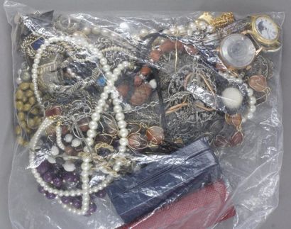 null Bijoux fantaisies : bagues, broches, pendentifs, bracelet articulé en argent...