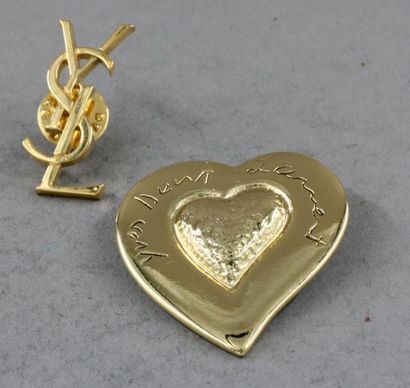 null YVES SAINT LAURENT

- Broche cœur en métal doré, H : 4 cm.

- Pin's du monogramme...