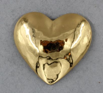 null YVES SAINT LAURENT

Broche cœur en métal doré, signée

H : 6 cm.