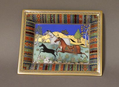 null HERMES 

Vide poche en procelaine à décor polychrome de chevaux persans