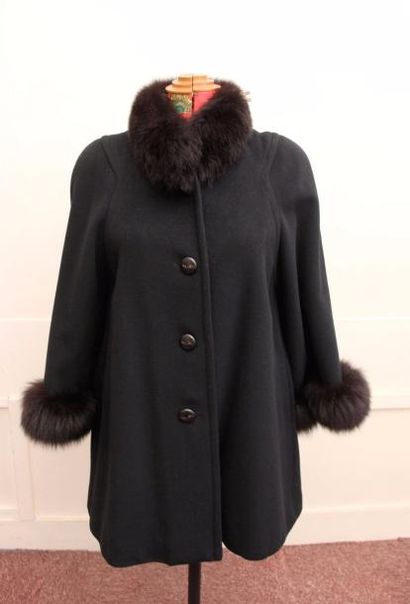 null WEILL PARIS

Manteau en laine et angora noir, col et manches bordés de vison...