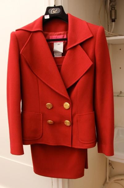 null CHRISTIAN LACROIX

Tailleur en lainage rouge comprenant une veste cintrée à...