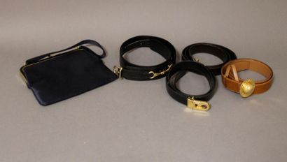 null CELINE

Quatre ceintures en cuir avec boucle en métal doré (deux noires, une...