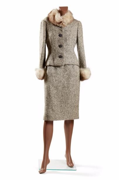 null BALANCIAGA haute couture n°81486 circa 1960

Tailleur en tweed gris/écru, veste...