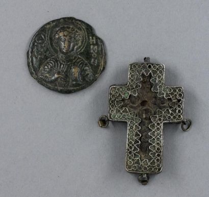 null Pendentif croix en métal cloisonné émaillé vert, H : 5,5 cm.(accidents) et une...