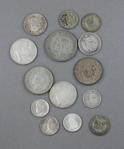 null *Lot de pièces en argent : une pièce d'1/2 couronnes 1941, une pièce de 2 shillings...