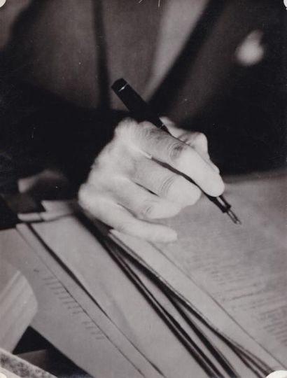 null [Brassaï]. Henri Michaux cadrage sur la main écrivant, tirage argentique format...