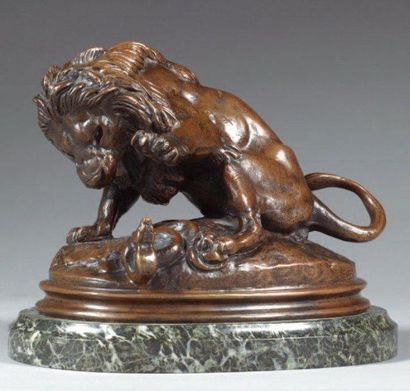 BARYE Antoine-Louis (d'après) Lion au serpent Fonte d'édition en bronze à patine...