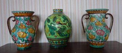 null Paire de vases à anses en céramique polychrome à décor incisé de fleurs, MONACO...