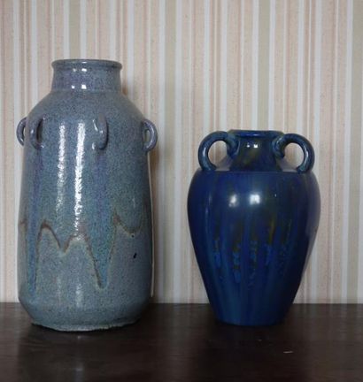 null Deux vases en grès à glaçure bleue :

-l'un à six petites attaches (H 33 cm.)

-...