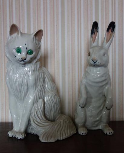 null Deux sculptures en porcelaine blanche représentant un chat et un lapin, yeux...