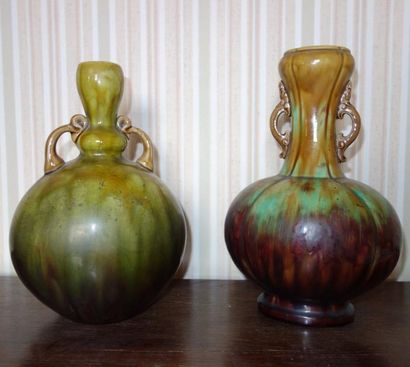 null MINTON

Deux vases en céramique à panse globulaire à deux anses, style Extrême...