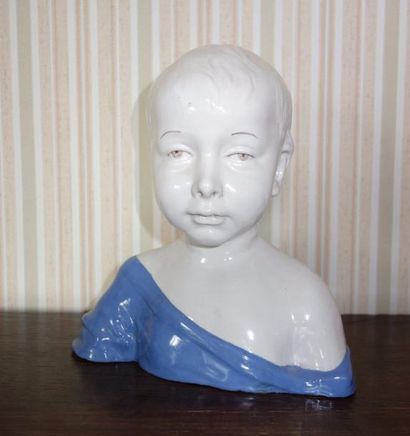 null Sculpture en terre-cuite émaillé en forme de buste d'enfant

H : 25,5 cm.