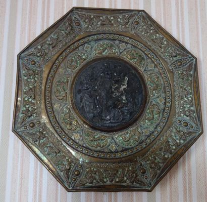 null Paire de plats octogonaux en bronze à décor de scènes hindouistes (accidents)

H...