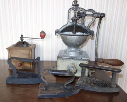 null Lot :

- Deux moulins à café l'un en fonte, l'autre en bois

- Trois fers à...