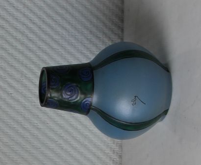 null Vase en verre bleu à décor émaillé bleu et vert signé ELY

H : 14 cm