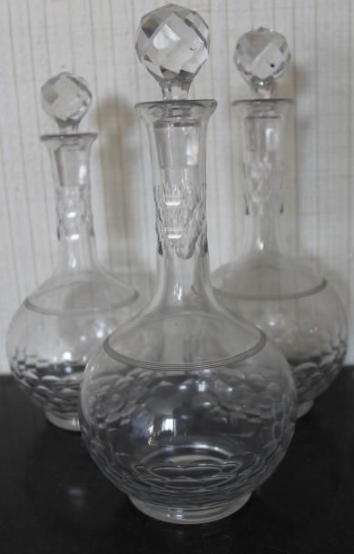 null Partie de service de verres en cristal comprenant :

-3 carafes

-9 verres à...