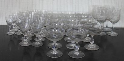 null Partie de service de verres en cristal à décor de stries comprenant : 

-14...