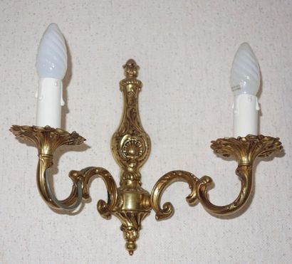 null - Une applique en bronze à trois lumières, style Louis XV, H : 35 cm.

- Paire...