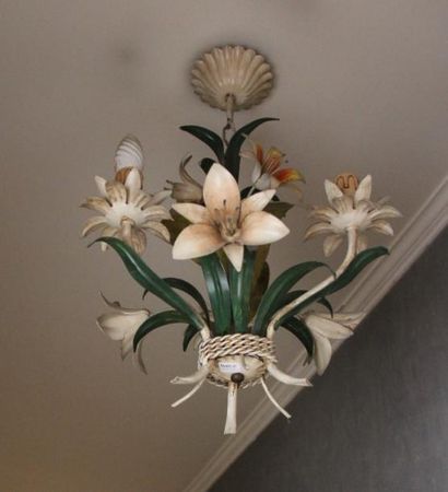 null Luminaire en métal polychrome à décor de fleurs à trois lumières

H : 54 cm