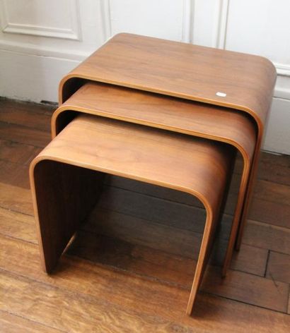null Trois tables gigognes en bois courbé en U, travail moderne