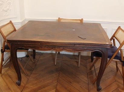 null Table en bois naturel de style Louis XV

H : 74, L : 130, P : 100 cm