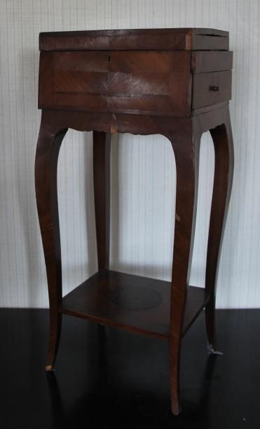 null Petit meuble à couture en bois de placage

Style Louis XV

H : 71, L :32,5,...