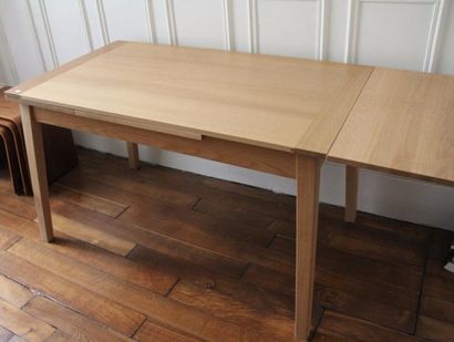 null Table de salle à manger en bois, travail contemporain

H : 77, L : 127, P :...