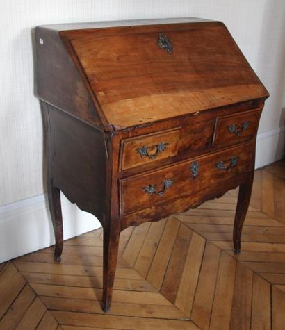 null Commode scriban en bois naturel ouvrant à trois tiroirs et un abattant

H :...