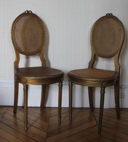 null Paire de chaises cannées en bois doré, le dossier orné d'un nœud

Style Louis...
