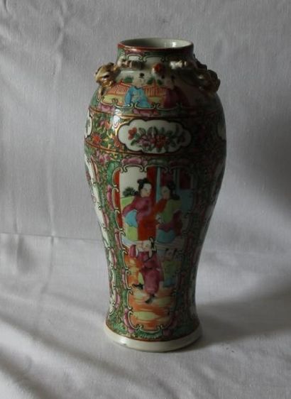 null Vase en porcelaine polychrome Canton

H : 24 cm