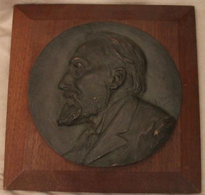 null Bas relief en bronze : portrait de profil

Diam : 18 cm