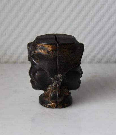 null Tirelire en fonte représentant une tête d'homme noir biface

H : 8 cm