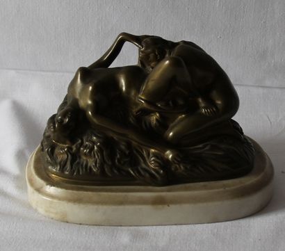 null Sculpture en bronze: couple

Sur un socle en marbre

H : 10 cm, L : 15,5 cm
