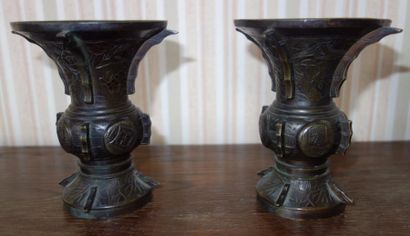 null Paire de vases cornets en bronze à patine marron

Chine

H : 13 cm.