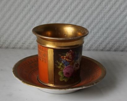null Tasse et sous tasse en porcelaine dorée à décor de pampres dorées et d'un bouquet...